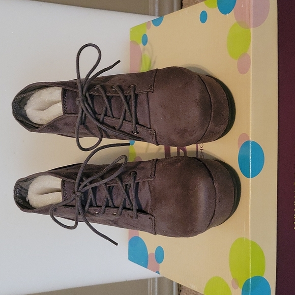 Shoes - Picture 2 of 6